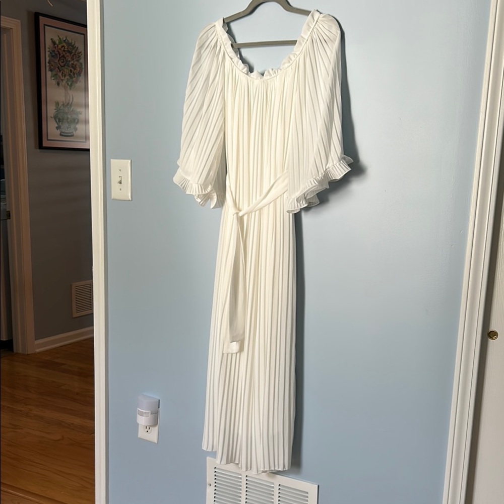 Elegant White Pleated Dress